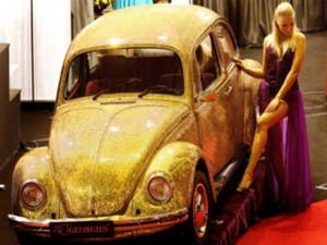 Wolkswagen Escarabajo en oro