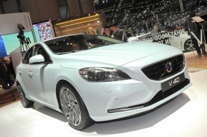 Volvo presenta el primer carro con bolsa de aire para peatones