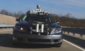 Toyota presenta un carro que se conduce solo