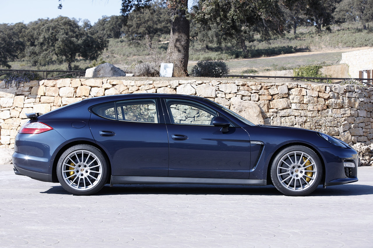 Porsche Panamera GTS 2013 más grande, potente y atractivo