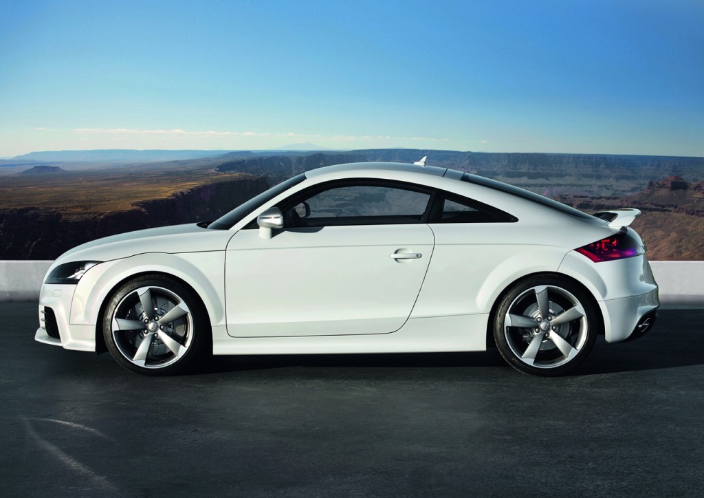 Audi TT S Coupe 2013 Sus rivales son el Peugeot RCZ, Alfa Romeo Brera