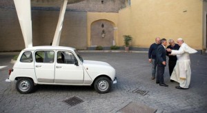 Un Renault 4 es el “nuevo” carro del Papa Francisco.