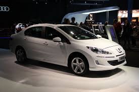 Peugeot 408 modelo 2013: amigable con el medio ambiente, prestaciones y diseño.