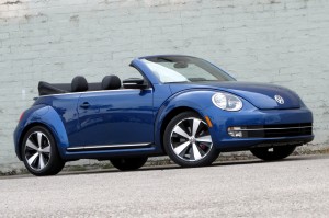Volkswagen Beetle Convertible 2013: elegante, más agresivo y más moderno.