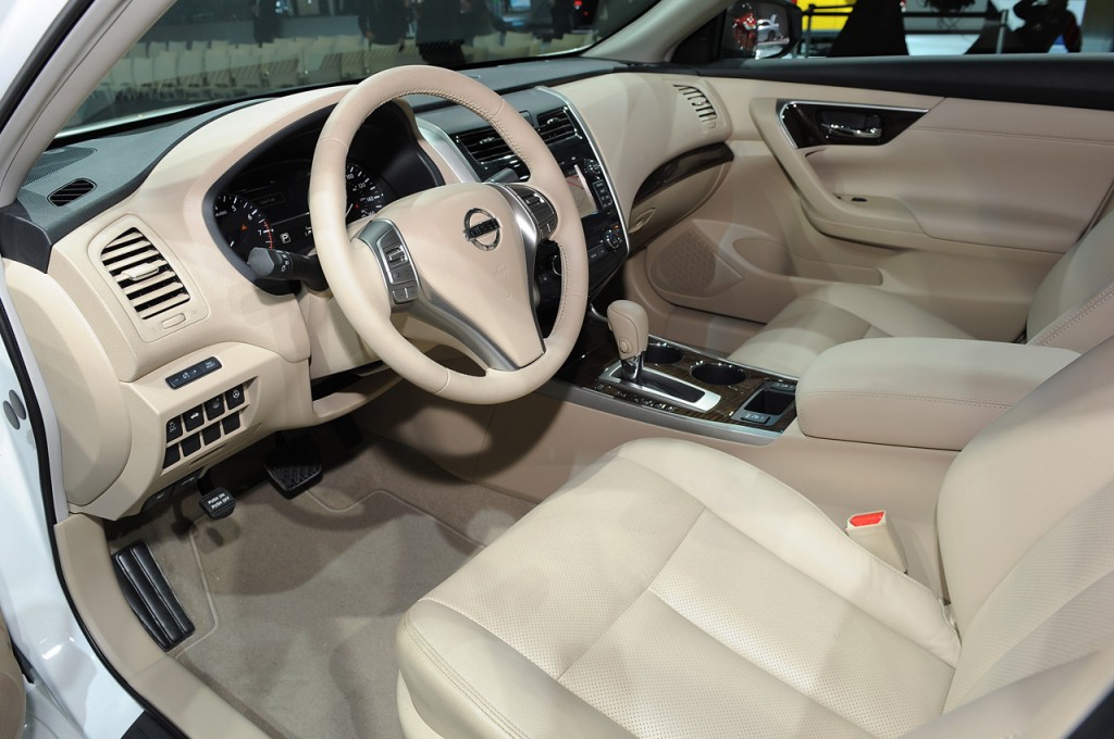 Interior del Nissan Altima Sedán 2014 Lista de Carros