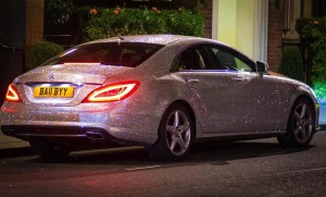 Una millonaria rusa cubre su Mercedes Benz con un millón de cristales de Swaroski.