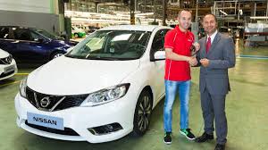 Andrés Iniesta recibe un Nissan Pulsar.
