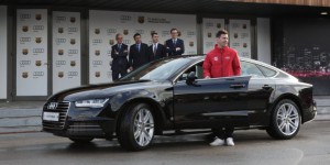 Los jugadores del FC Barcelona reciben sus Audi para 2015.
