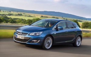 Opel Astra Hatchback 5 puertas 2015: comodidad, equipamiento y deportividad.