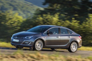 Opel Astra Sedán 2015: armónico y muy llamativo.