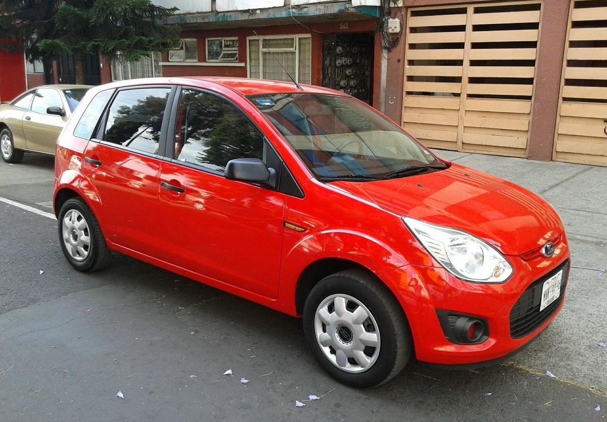 Ford Ikon Hatchback 2015 juvenil, moderno, cómodo y económico. Lista de Carros