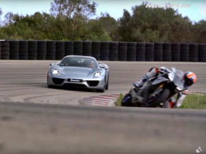 Porsche 918 Spyder o la Yamaha YZF-R1 ¿Quién gana? (video)