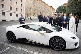 El Papa Francisco recibe un Lamborghini Huracán RWD