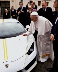 El Lamborghini del Papa Francisco fue rematado