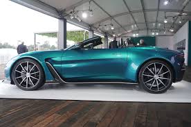 Aston Martin V12 Vantage Roadster: El descapotable es más exclusivo y radical.